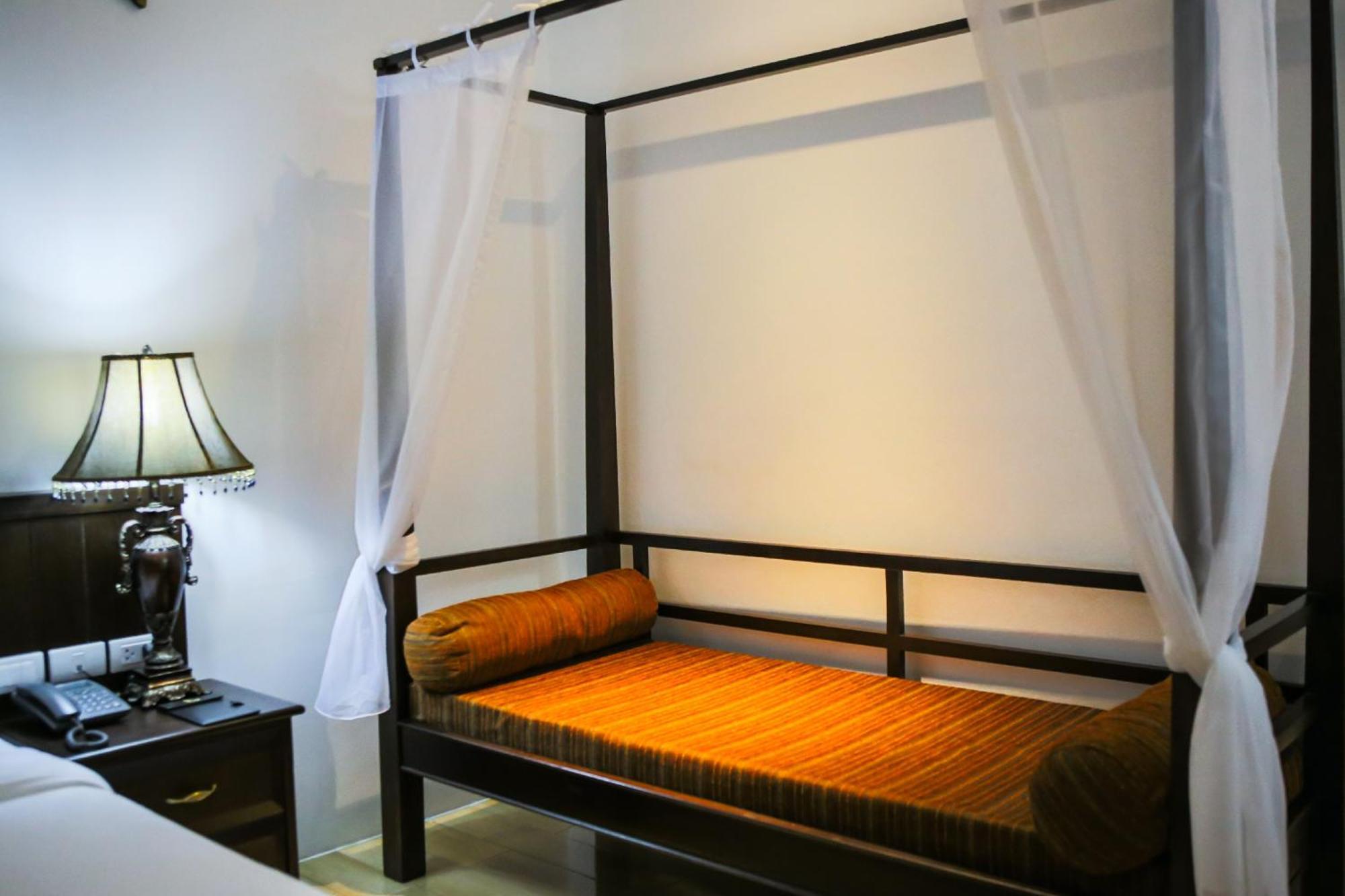 Blue Bay Resort - Access To Pool And Beach-Phuket & Krabi Ko Yao Exterior foto A daybed with mosquito netting