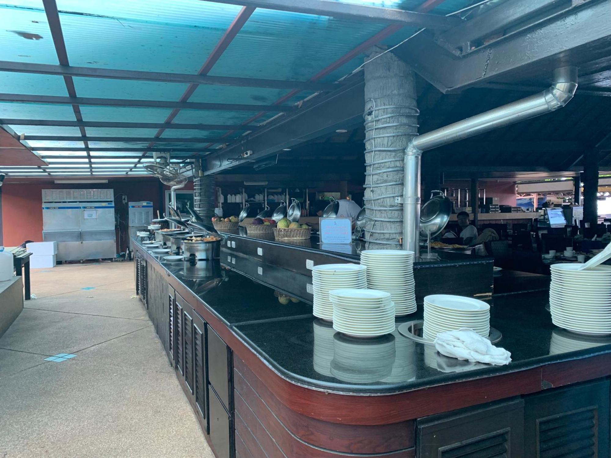 Blue Bay Resort - Access To Pool And Beach-Phuket & Krabi Ko Yao Exterior foto The buffet at the restaurant