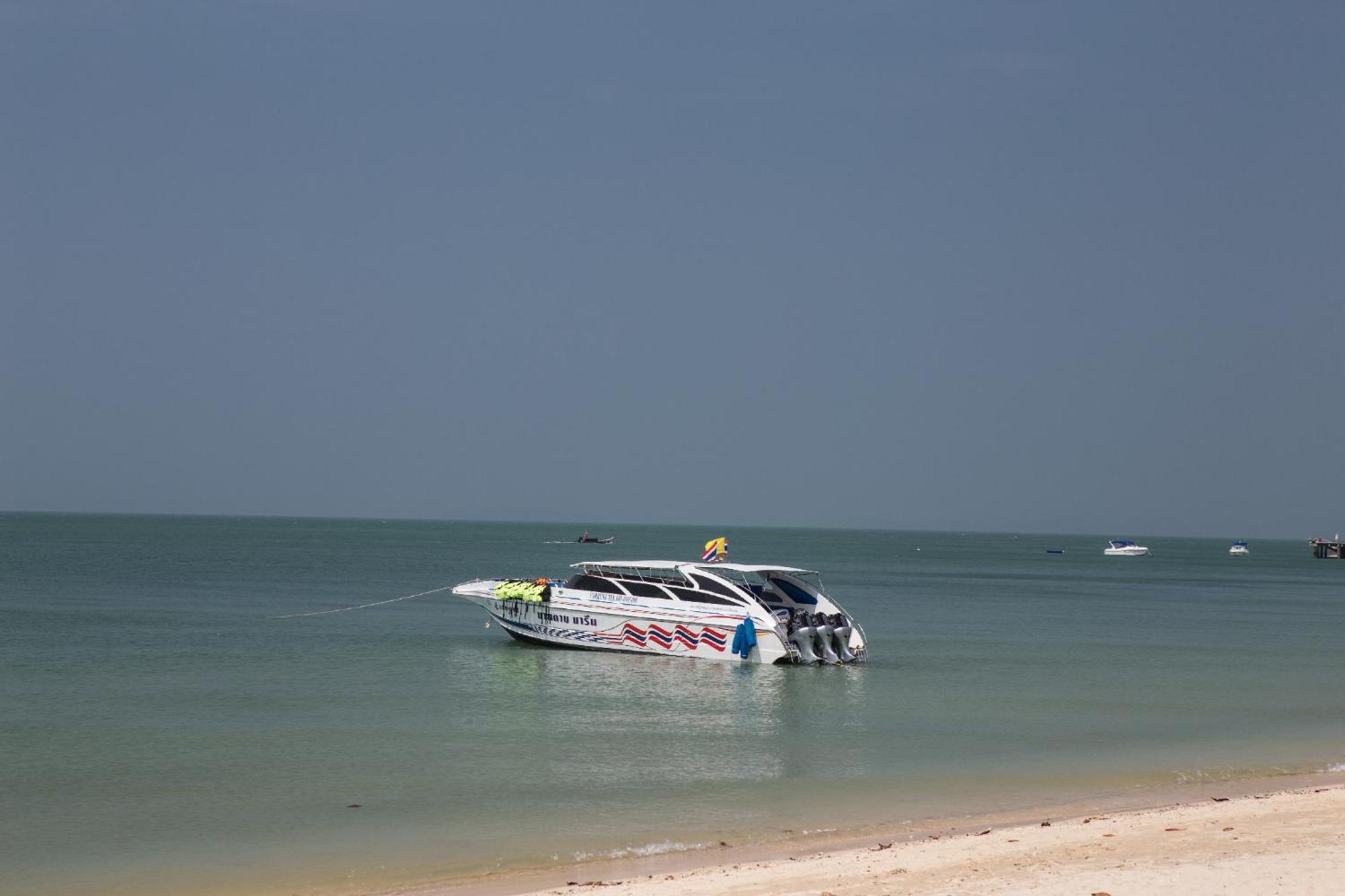 Blue Bay Resort - Access To Pool And Beach-Phuket & Krabi Ko Yao Exterior foto A boat on the beach