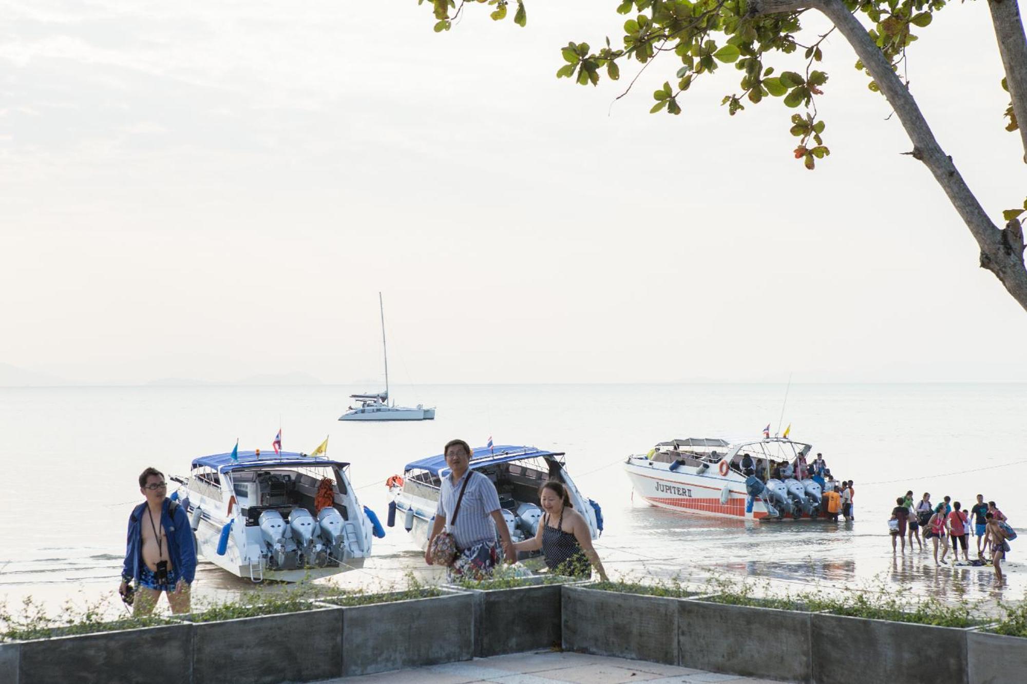Blue Bay Resort - Access To Pool And Beach-Phuket & Krabi Ko Yao Exterior foto Tourists disembarking from a boat at Pattaya Beach