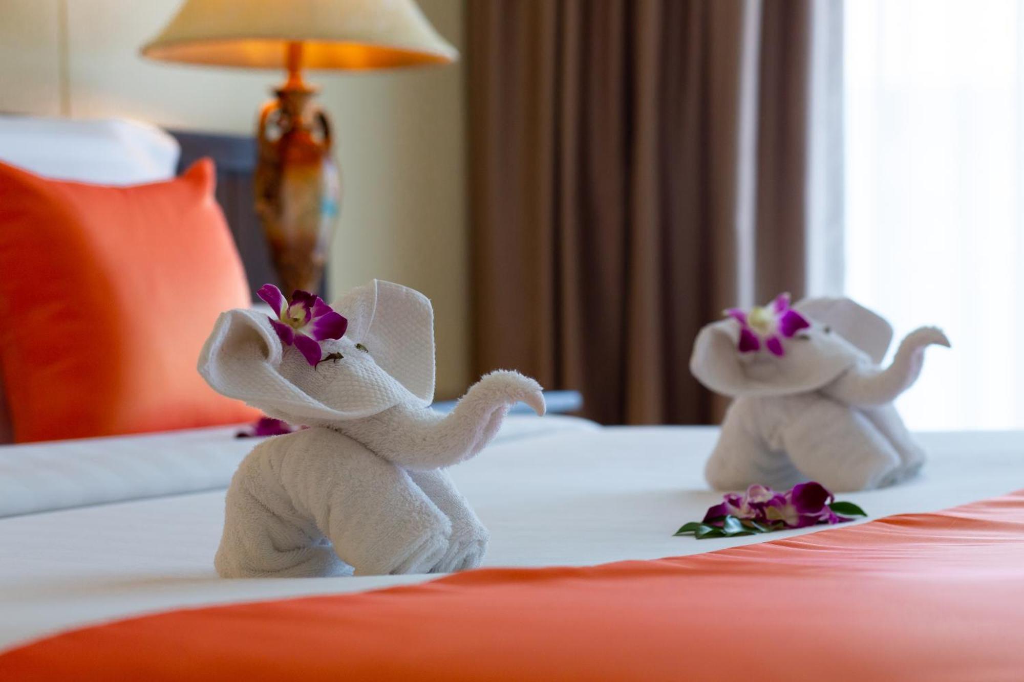 Blue Bay Resort - Access To Pool And Beach-Phuket & Krabi Ko Yao Exterior foto A bed with a towel elephant