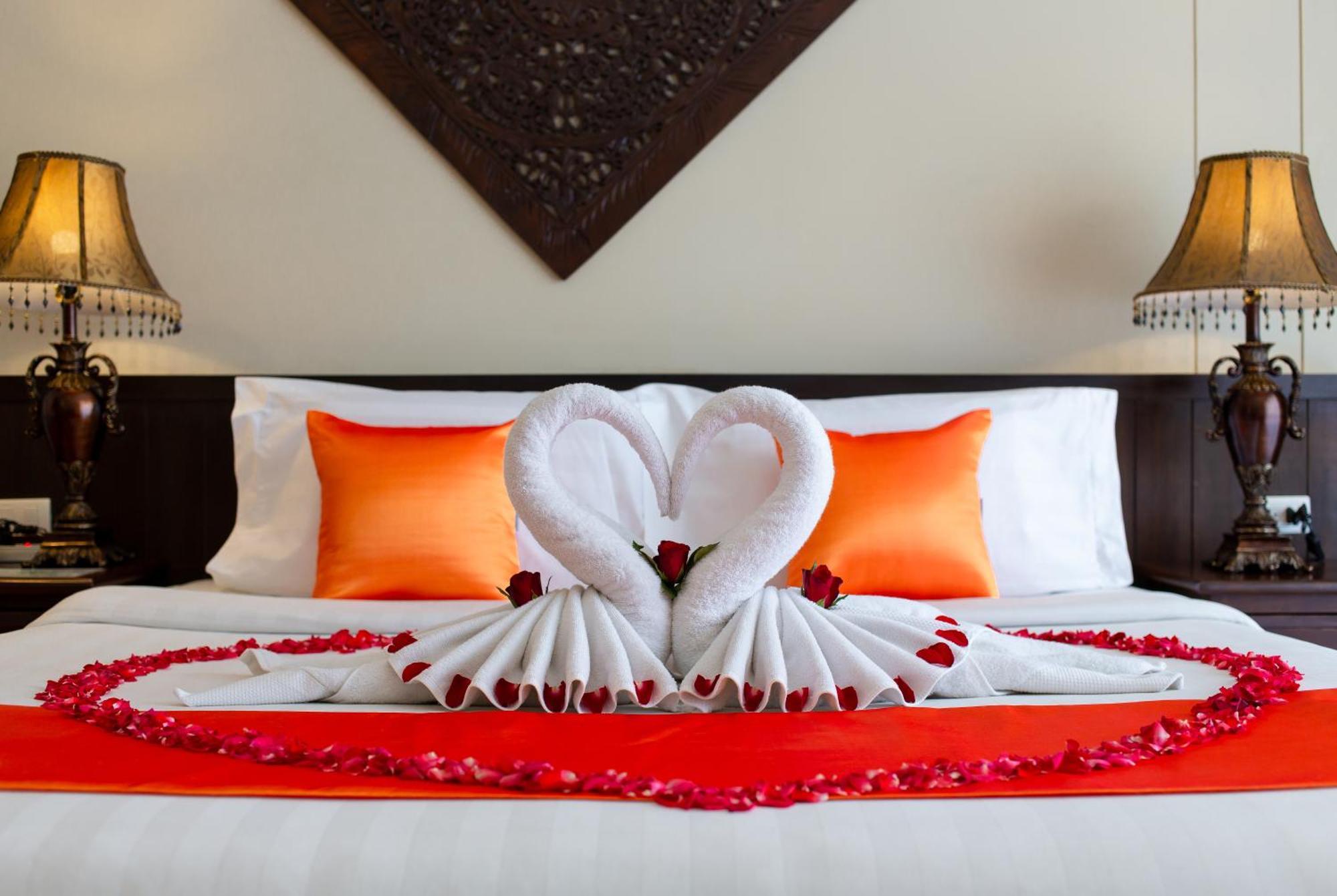Blue Bay Resort - Access To Pool And Beach-Phuket & Krabi Ko Yao Exterior foto A bed decorated for a honeymoon
