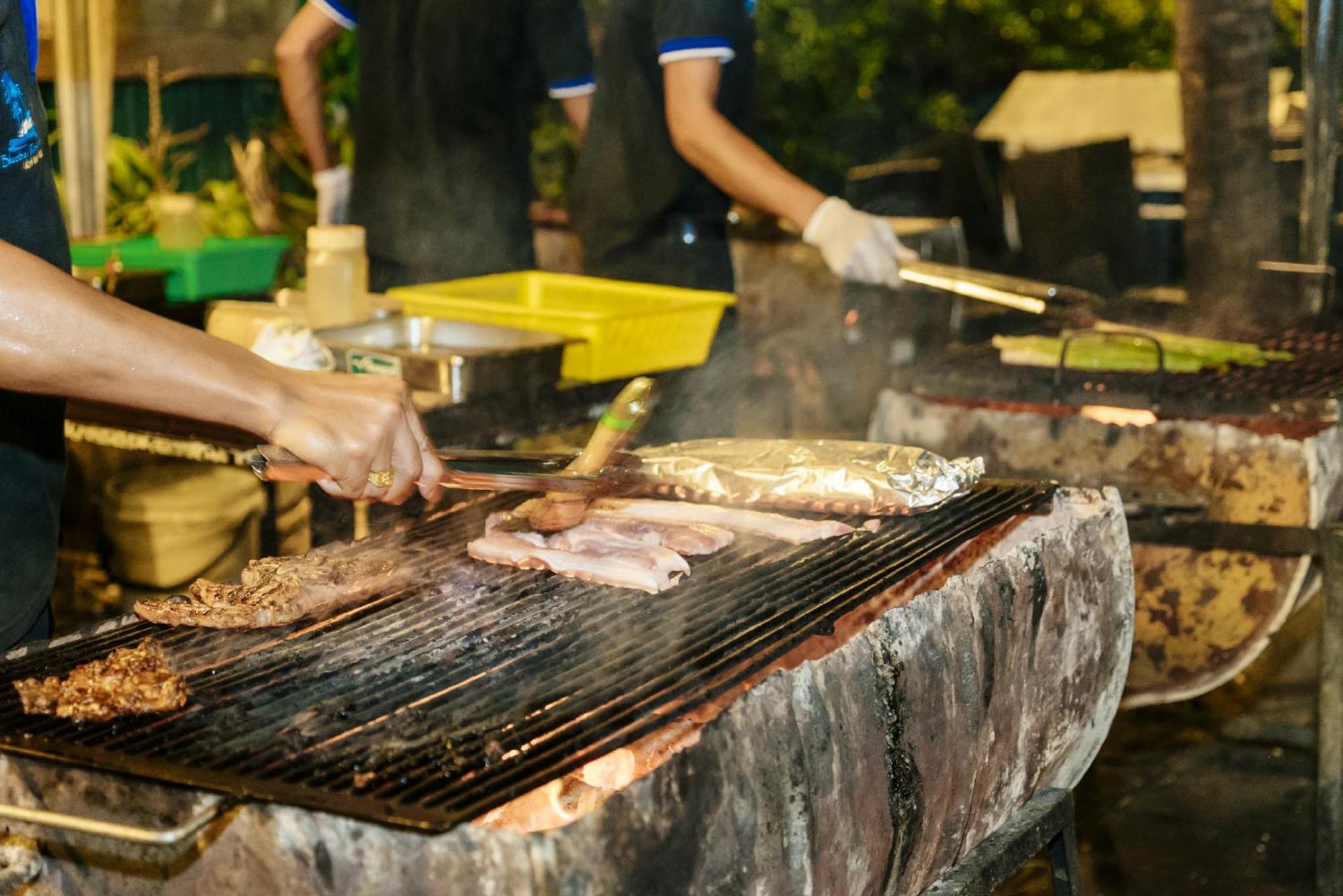 Blue Bay Resort - Access To Pool And Beach-Phuket & Krabi Ko Yao Exterior foto Cooking with a flattop grill