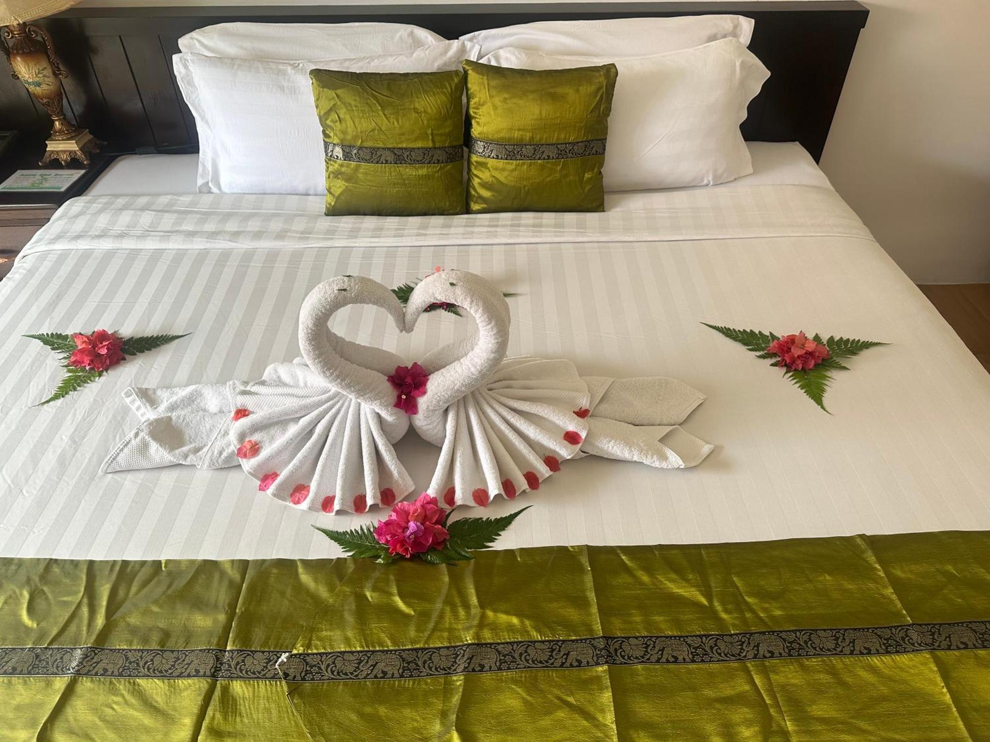 Blue Bay Resort - Access To Pool And Beach-Phuket & Krabi Ko Yao Exterior foto A bed with a bed runner