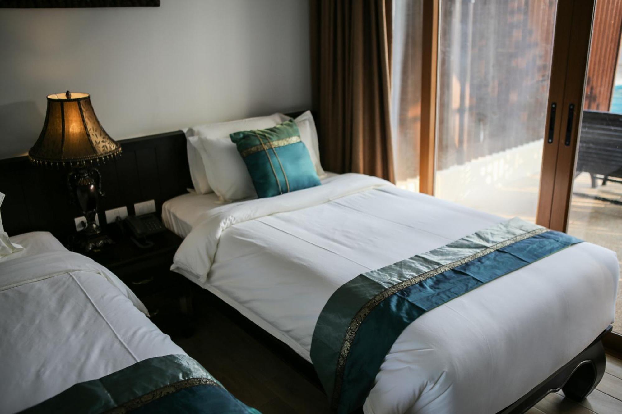 Blue Bay Resort - Access To Pool And Beach-Phuket & Krabi Ko Yao Exterior foto A bed runner