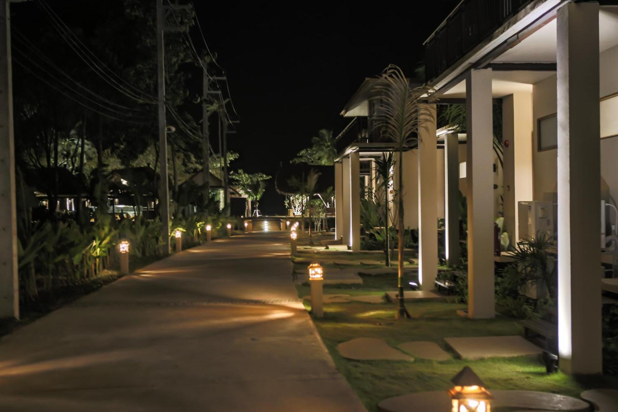 Blue Bay Resort - Access To Pool And Beach-Phuket & Krabi Ko Yao Exterior foto The Village at night